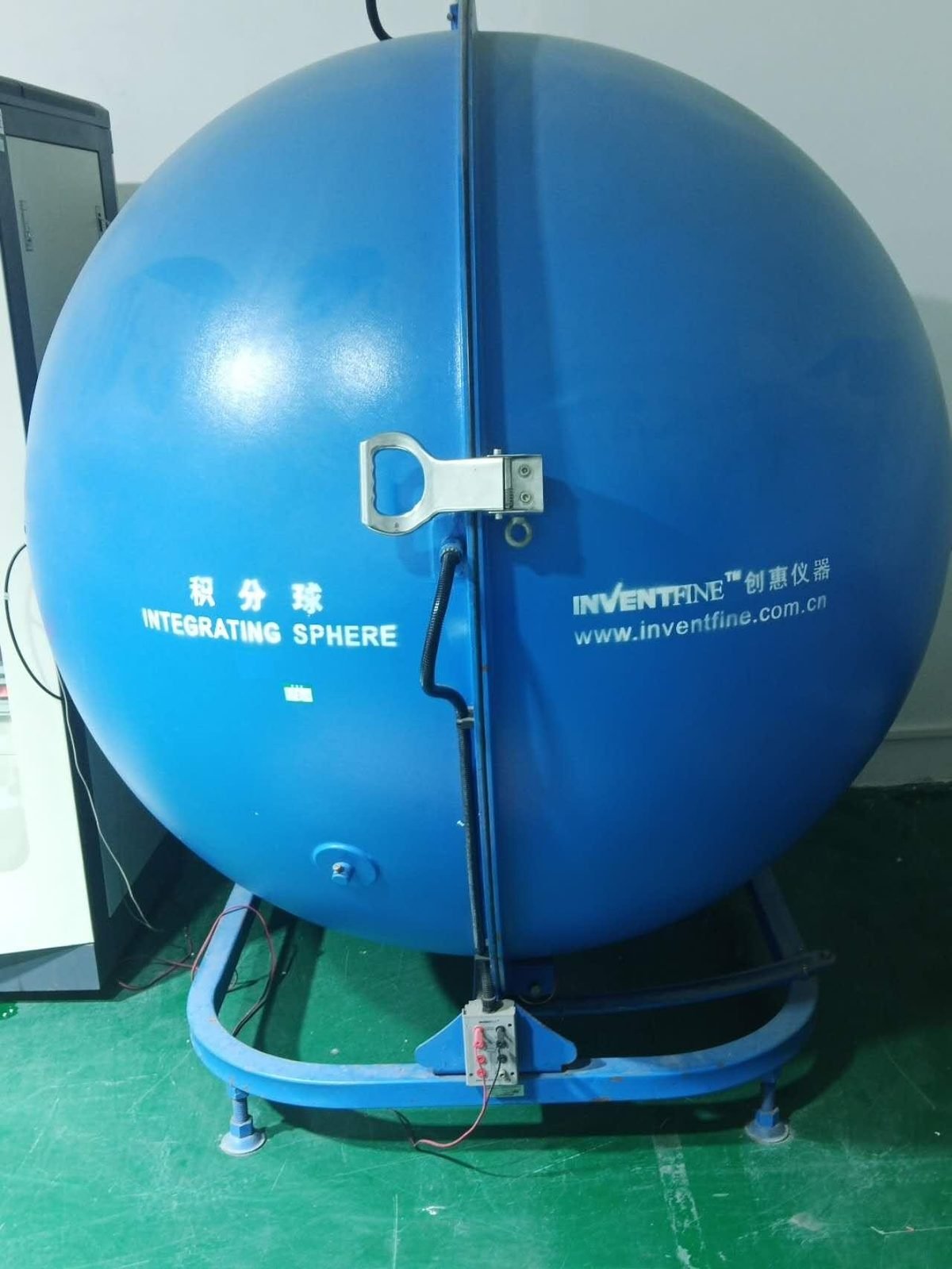 Integrating sphere photometric testing for solar street lights — Solarens factory QC lab