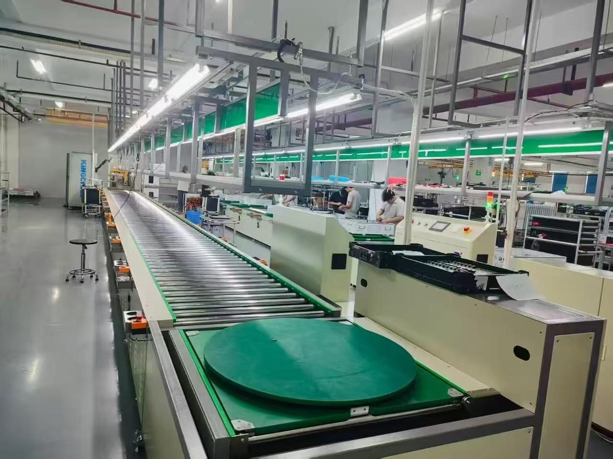 Hybrid inverter conveyor assembly line at Solarens factory
