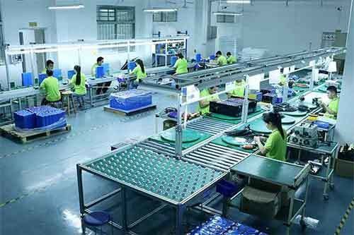 LiFePO4 battery pack conveyor assembly at Solarens factory